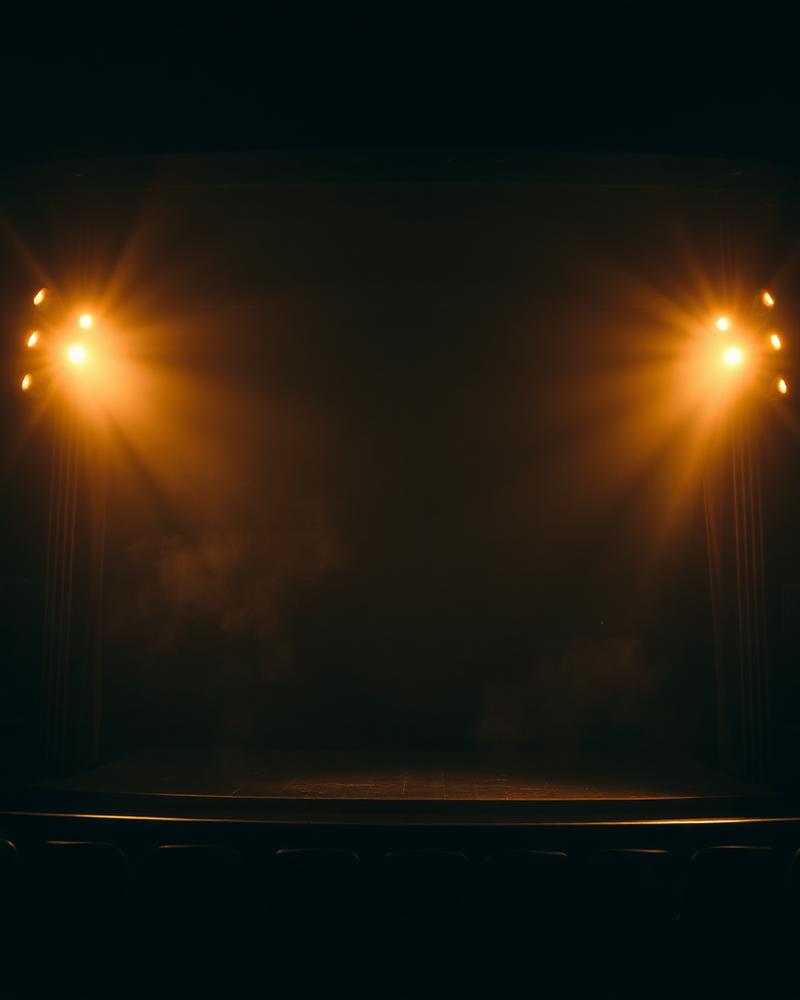 Leere Theaterbühne im Spotlight